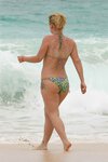 kelly-clarkson-bikini-3.jpg