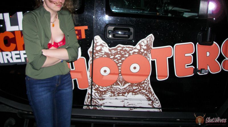 Slut ****** to ****** herself outsdie Hooters!